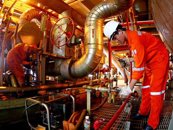 Công nhân kỹ thuật bảo trì thiết bị trên giàn. (Ảnh: Huy Hùng/TTXVN) Vietsovpetro đặt mục tiêu khai thác 5,1 triệu tấn dầu thô ảnh 1