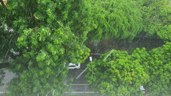 Mưa dông bao trùm trên cả nước, đề phòng lũ quét, sạt lở đất ảnh 1