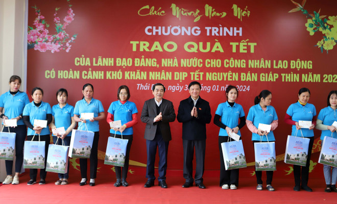 Phó Chủ tịch Quốc hội Nguyễn Khắc Định trao quà Tết cho công nhân, người lao động có hoàn cảnh khó khăn tại Công ty TNHH Dragon Textiles2. (Ảnh: Thế Duyệt/TTXVN) ttxvn_pho_chu_tich_quoc_hoi_nguyen_khac_dinh_trao_qua_tet_tai_thai_binh_3001-2.jpg