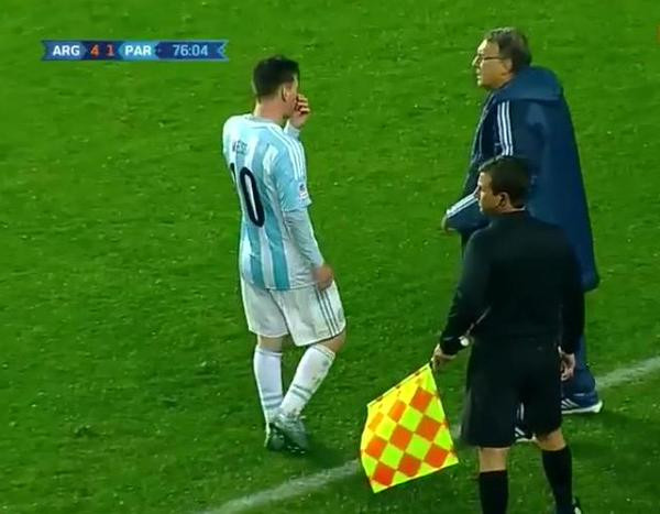 Lionel Messi chỉ đạo HLV Tata Martino về phương án thay người? ảnh 1