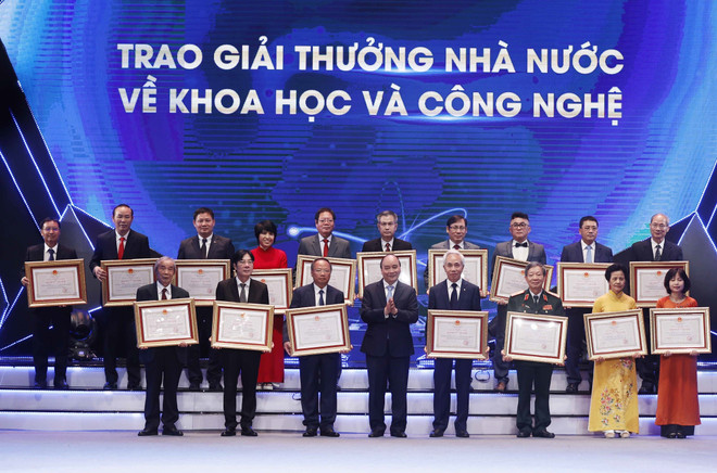 Chủ tịch nước Nguyễn Xuân Phúc trao 17 Giải thưởng Nhà nước về Khoa học và Công nghệ cho các tác giả, đồng tác giả đạt Giải. (Ảnh: Thống Nhất/TTXVN) Chế tạo các loại cảm biến khí phát hiện những chất độc nồng độ rất nhỏ ảnh 1
