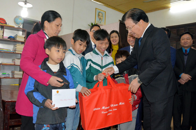 Phó Thủ tướng thăm, trao quà Tết tặng gia đình chính sách ở Phú Thọ ảnh 2