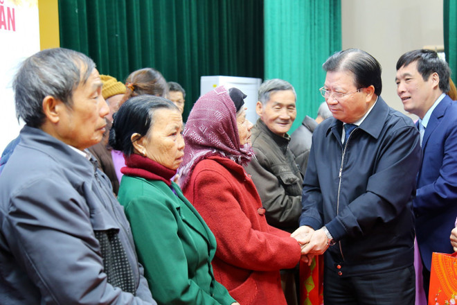 Phó Thủ tướng thăm, trao quà Tết tặng gia đình chính sách ở Phú Thọ ảnh 1