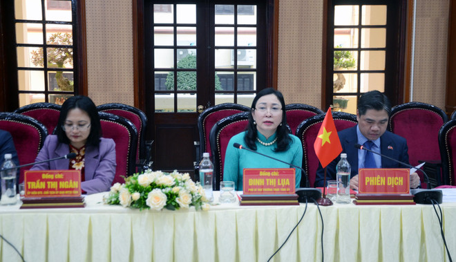 Phó Bí thư Thường trực Tỉnh ủy Hà Nam Đinh Thị Lụa phát biểu tại buổi làm việc. (Ảnh: Thanh Tuấn/TTXVN) ttxvn_doan_dai_bieu_tinh_u_dom_xay_lao_tham_va_lam_viec_tai_ha_nam_2.jpg