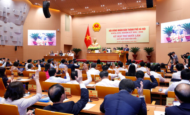 Đại biểu biểu quyết thông qua Chương trình kỳ họp. (Ảnh: Văn Điệp/TTXVN) ttxvn_khai_mac_ky_hop_thu_muoi_lam_hdnd_thanh_pho_ha_noi_khoa_xvi_2903-3.jpg
