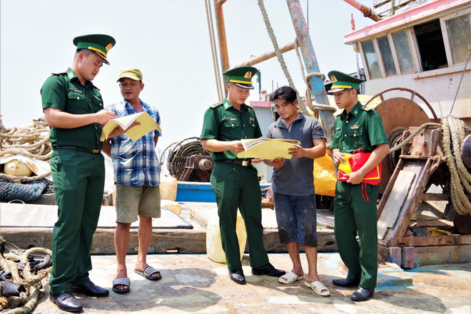 Bộ đội Biên phòng Bà Rịa - Vũng Tàu tuyên truyền chống khai thác hải sản trái phép cho ngư dân. (Ảnh: TTXVN phát) ttxvn_go_the_vang_iuu_2903-2.jpg