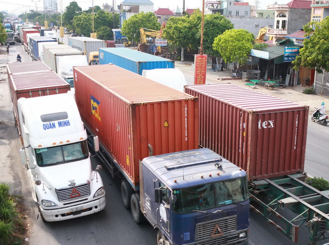 Các xe container, xe tải bị ùn tắc trên Quốc lộ 5 đoạn qua Hải Phòng. (Ảnh: Lâm Khánh/TTXVN) Ách tắc giao thông nghiêm trọng do phân làn sửa chữa quốc lộ 5 ảnh 1