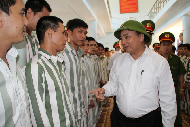Phó Thủ tướng Nguyễn Xuân Phúc kiểm tra công tác đặc xá tại Đồng Nai. (Ảnh: Sỹ Tuyên/TTXVN) Công bố quyết định đặc xá cho gần 18.300 phạm nhân dịp 2/9 ảnh 1