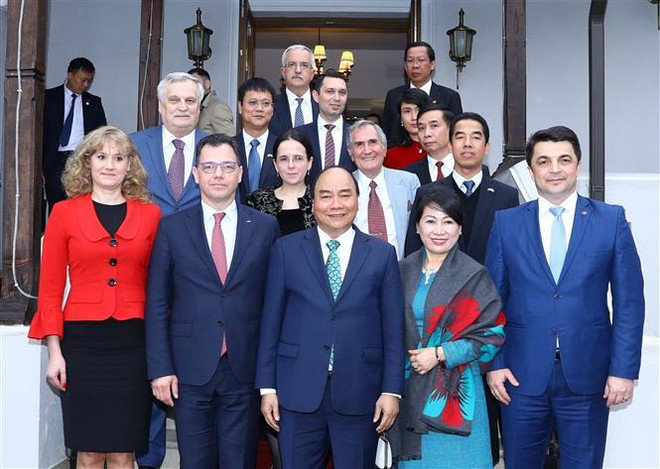Thủ tướng Nguyễn Xuân Phúc và phu nhân cùng đoàn Việt Nam chụp ảnh lưu niệm cùng Tỉnh trưởng tỉnh Prahova. (Ảnh: Thống Nhất/TTXVN) Thủ tướng Nguyễn Xuân Phúc thăm tỉnh Prahova của Romania ảnh 2