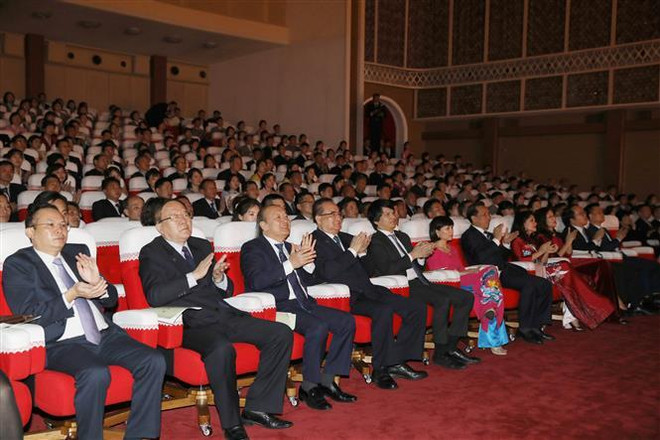Các vị lãnh đạo cấp cao Triều Tiên dự buổi biểu diễn. (Ảnh: Phương Hoa/TTXVN) Đoàn Nghệ thuật Quốc gia Việt Nam biểu diễn tại Triều Tiên ảnh 1