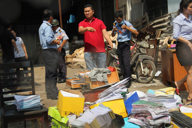 Xưởng sản xuất gỗ cháy rụi giữa trưa, 150 công nhân thoát chết ảnh 4