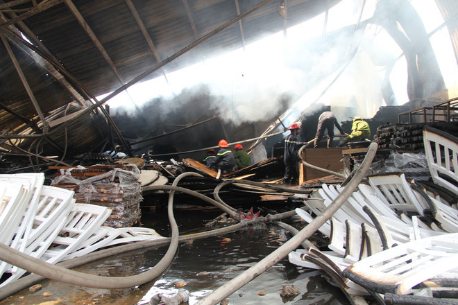 Xưởng sản xuất gỗ cháy rụi giữa trưa, 150 công nhân thoát chết ảnh 3