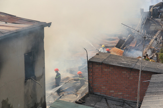 Xưởng sản xuất gỗ cháy rụi giữa trưa, 150 công nhân thoát chết ảnh 2