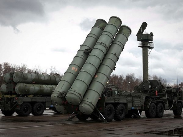Hệ thống tên lửa phòng không S-400. (Nguồn: Vedomosti) Nga thử nghiệm hệ thống đánh chặn tên lửa tại Kazakhstan ảnh 1