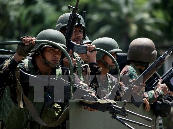 Binh sỹ Philippines tuần tra trên một tuyến phố ở Marawi, ngày 10/6. (Nguồn: AFP/TTXVN) Philippines tấn công ồ ạt phiến quân Hồi giáo ở Marawi ảnh 1