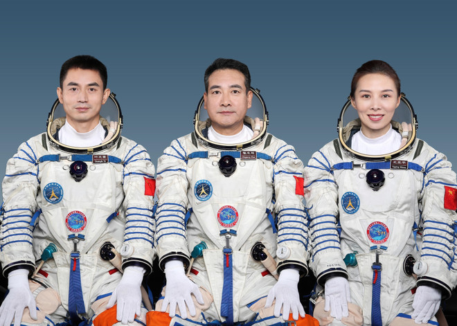 Các nhà du hành (từ trái sang): Diệp Quang Phú, Địch Chí Cương và Vương Á Bình với sứ mệnh cùng Tàu vũ trụ Thần Châu 13 bay vào quỹ đạo, tại buổi họp báo ở Cơ quan hàng không vũ trụ Trung Quốc, ngày 14/10/2021. (Ảnh: THX/TTXVN) Trung Quốc phóng tàu vũ trụ thứ 2 chở phi hành gia xây trạm không gian ảnh 1