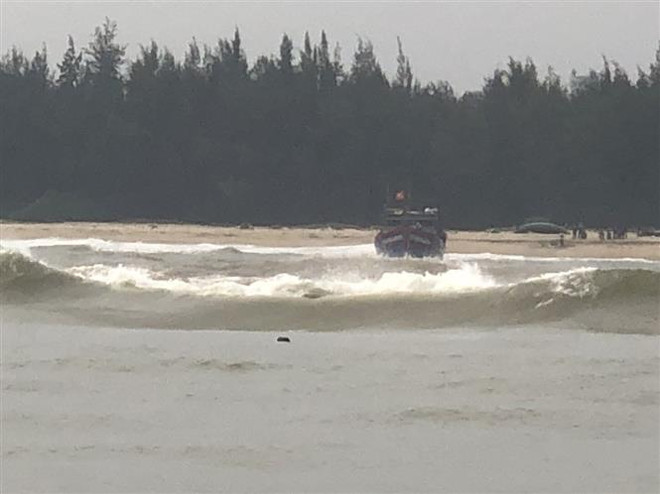 (Ảnh minh họa: TTXVN phát) Đưa 11 ngư dân cùng tàu cá bị mắc cạn ngoài cửa biển Thuận An vào bờ ảnh 1