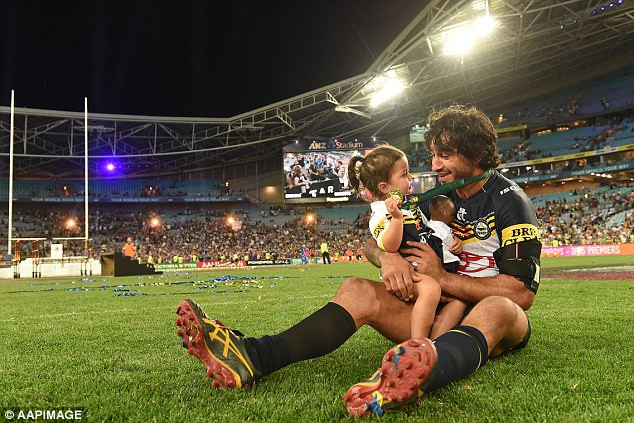 Xúc động giây phút bé gái ôm búp bê da đen chia vui cùng cha ảnh 2