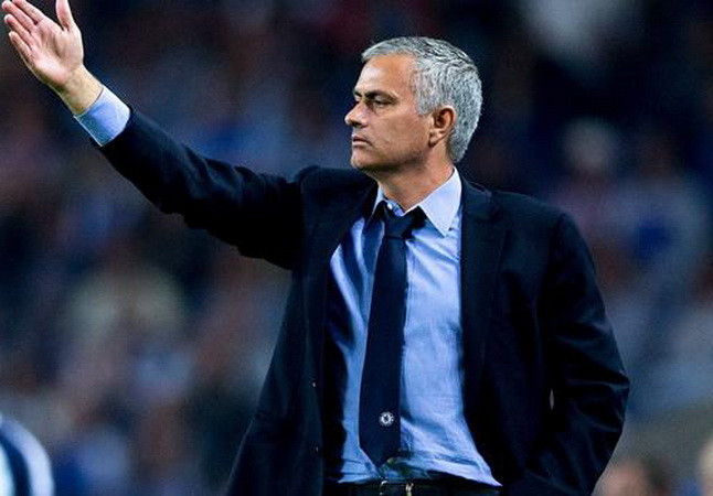 Mourinho đối mặt với án phạt sau thảm bại tại Stamford Bridge ảnh 1