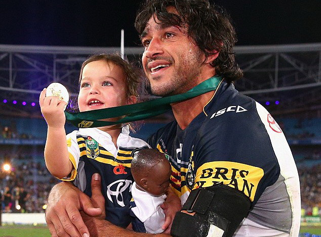 Xúc động giây phút bé gái ôm búp bê da đen chia vui cùng cha ảnh 1