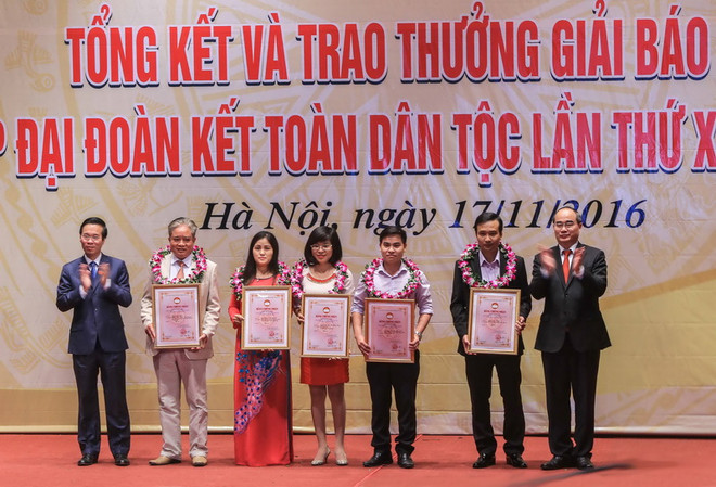 Trao giải cho các tác giả đoạt giải nhất. (Ảnh: Trọng Đạt/TTXVN) "Báo chí cần khơi dậy truyền thống Đại đoàn kết của toàn dân tộc" ảnh 2