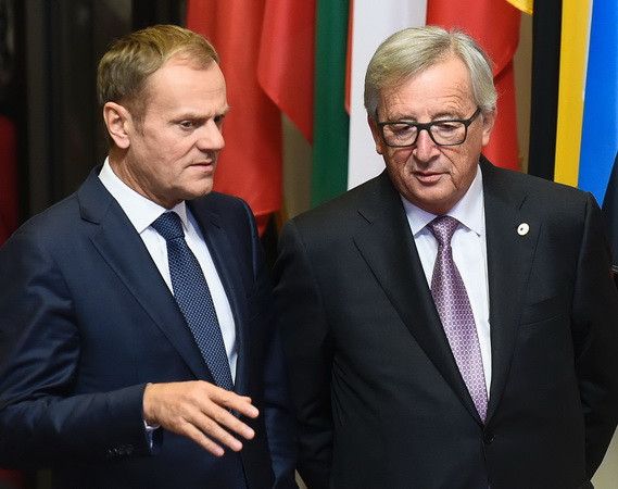 Chủ tịch Hội đồng châu Âu Donald Tusk (trái) và Chủ tịch Ủy ban châu Âu Jean-Claude Juncker. (Nguồn: AFP/TTXVN) Hội nghị thượng đỉnh EU: Hợp tác nội khối và quyết sách đối ngoại ảnh 1