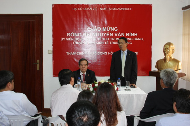 Trưởng Ban Kinh tế Trung ương Nguyễn Văn Bình thăm và động viên các cán bộ, nhân viên và đông đảo bà con kiều bào tại Đại sứ quán Việt Nam tại Mozambique. (Ảnh: Mạnh Hùng/Vietnam+) Trưởng Ban Kinh tế Trung ương thăm và làm việc tại Mozambique ảnh 3