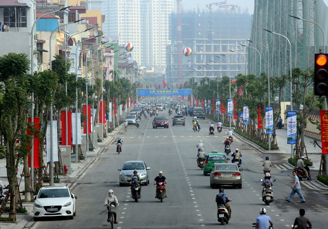 Hà Nội xây dựng các tuyến phố kiểu mẫu, trật tự văn minh, phố Lê Trọng Tấn. (Ảnh Huy Hùng/Vietnam+) Xây dựng đô thị Thủ đô: Bài 4 - Quyết vươn tầm mạnh mẽ ảnh 4