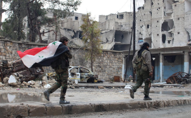 Binh sỹ Syria tuần tra trên đường phố ở Aleppo ngày 14/12. (Nguồn: EPA/TTXVN) Chính quyền Mỹ vẫn theo đuổi giải pháp ngoại giao tại Syria ảnh 1