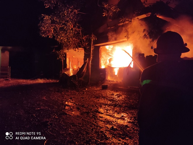 Đà Nẵng: Nỗ lực dập tắt đám cháy tại bãi rác Khánh Sơn ảnh 1