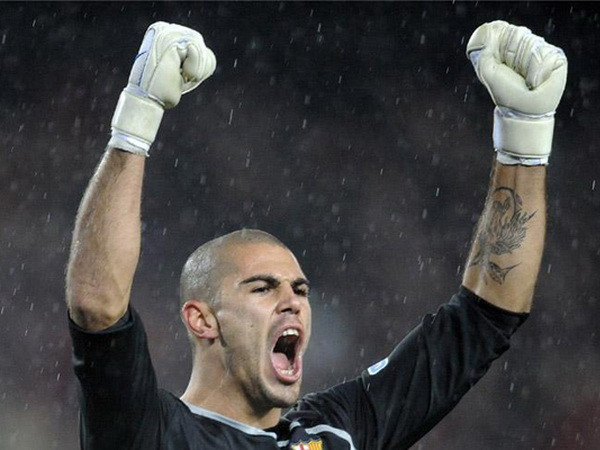 Thủ môn Valdes của Barcalona chính thức là cầu thủ tự do ảnh 1