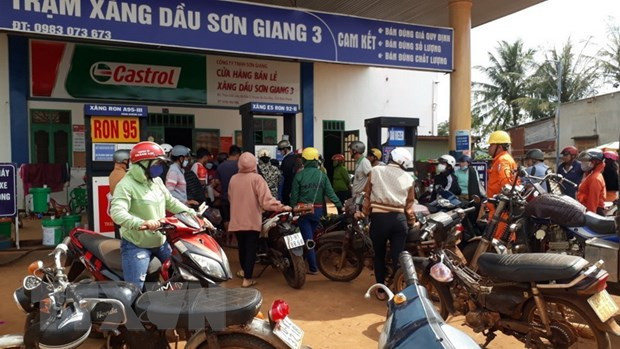 Trạm xăng dầu Sơn Giang 3 ở xã Đắk Ơ, huyện Bù Gia Mập treo bảng "hết xăng." (Ảnh: TTXVN) Bộ trưởng Tài chính lên tiếng về tình trạng khan hiếm xăng dầu ảnh 1