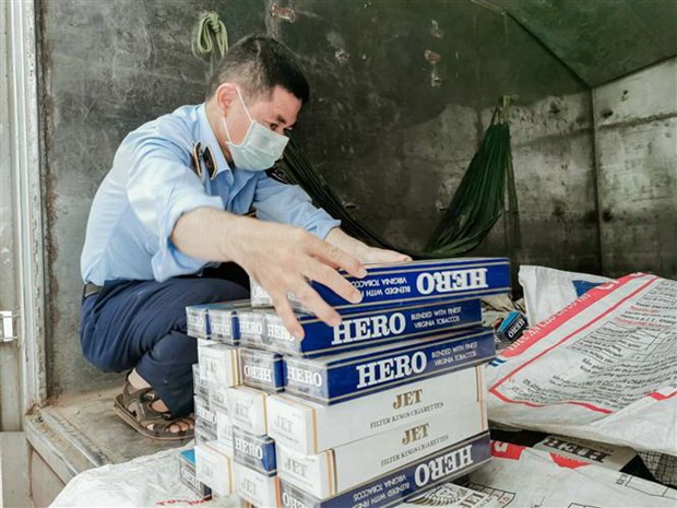 Tang vật một vụ buôn thuốc lá nhập lậu. (Nguồn: TTXVN) Tây Ninh tiêu hủy trên 50.000 bao thuốc lá ngoại nhập lậu ảnh 1