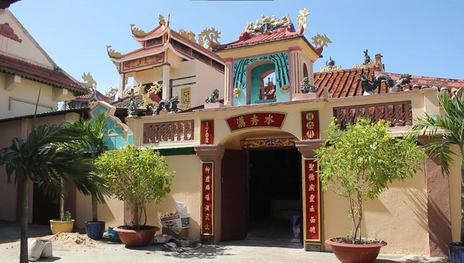 Dinh Vạn Thủy Tú là khu di tích cấp quốc gia tọa lạc trên đường Ngư Ông, phường Đức Thắng, thành phố Phan Thiết, tỉnh Bình Thuận. Đây là nơi gìn giữ giá trị văn hóa của tín ngưỡng thờ thần Nam Hải hay cá ông/cá voi của ngư dân Bình Thuận đồng thời lưu trữ trên 100 bộ xương cá voi lớn nhỏ. (Ảnh: Minh Anh/Vietnam+) Bốn Di sản Văn hóa Phi vật thể Quốc gia của tỉnh Bình Thuận ảnh 4