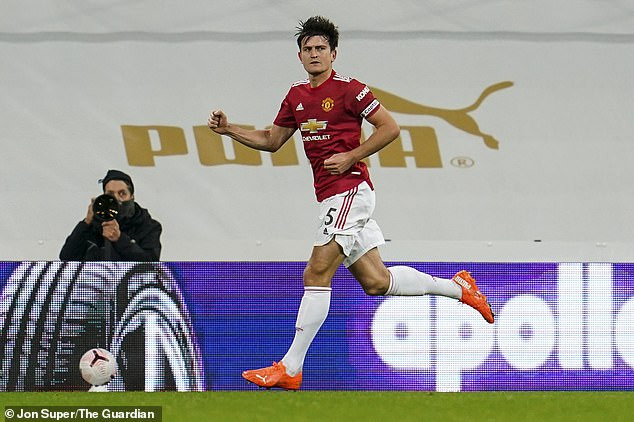 Harry Maguire mở đầu cho màn ngược dòng của M.U. (Nguồn: Guardian) Premier League: Man City hạ Arsenal, M.U giành chiến thắng tưng bừng ảnh 2