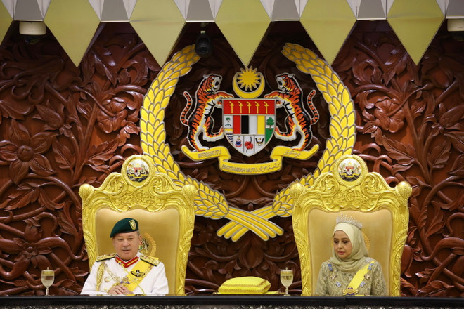 Quốc vương Malaysia, Sultan Ibrahim và Hoàng hậu Raja Zarith Sofiah tại trụ sở của Quốc hội. (Ảnh: Bernama/TTXVN phát) quoc vuong malaysia.jpg