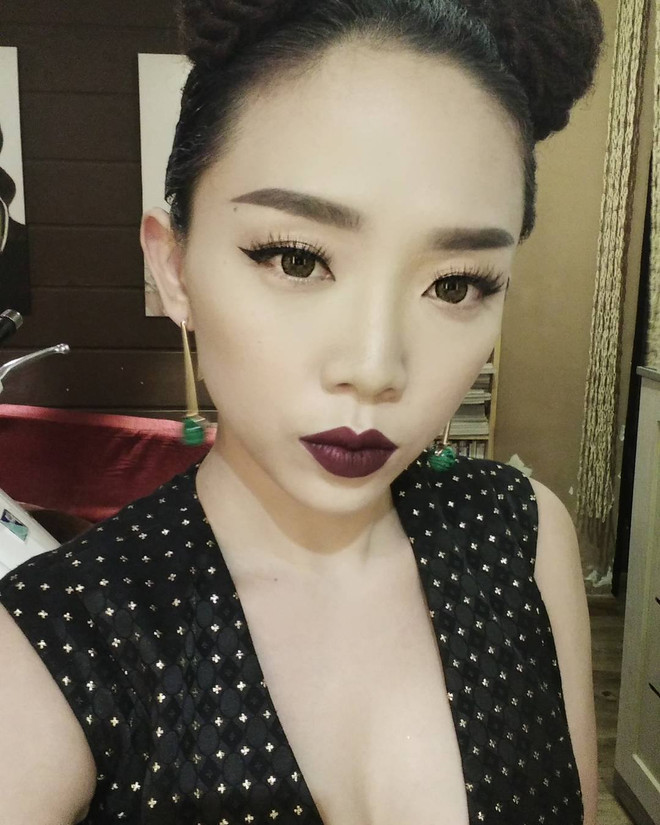 Mỹ nhân Việt diện màu son "ma cà rồng" đón Đông về ảnh 1