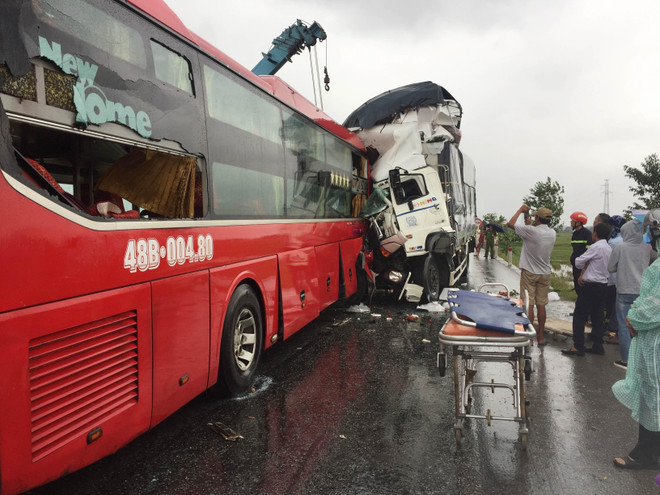 Nghệ An: Xe tải đấu đầu xe khách, ít nhất 11 người thương vong ảnh 2