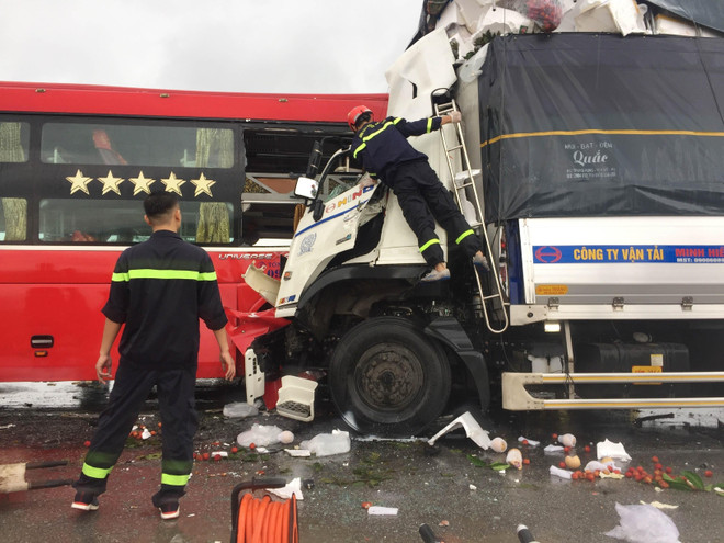 Nghệ An: Xe tải đấu đầu xe khách, ít nhất 11 người thương vong ảnh 1