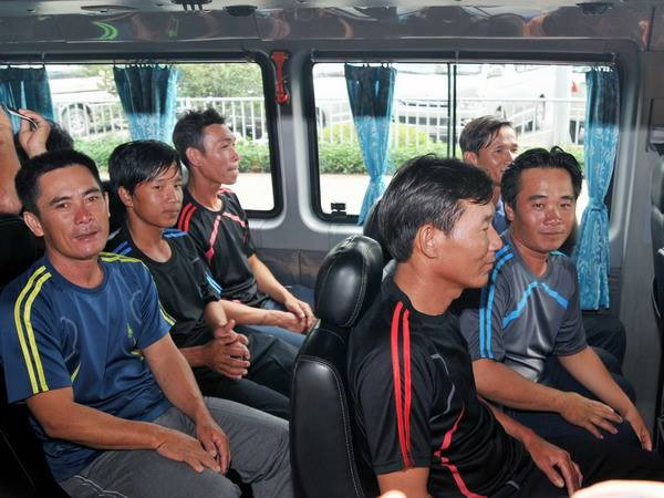 9 thuyền viên tàu cá Bình Thuận gặp nạn trên biển trở về an toàn ảnh 1