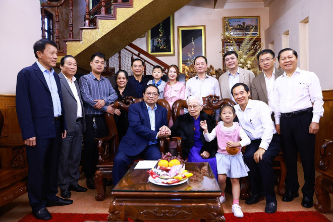 Thủ tướng Phạm Minh Chính thăm mẹ Việt Nam Anh hùng Trần Thị Thung. (Ảnh: Dương Giang/TTXVN) ttxvn_thu tuong tham me Vietnam (3).jpg