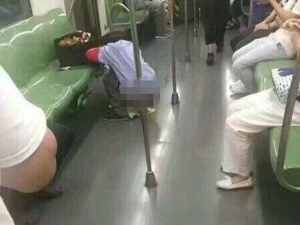 Người đàn ông gây sốc vì đại tiện trên tàu điện ngầm ở Thượng Hải ảnh 1