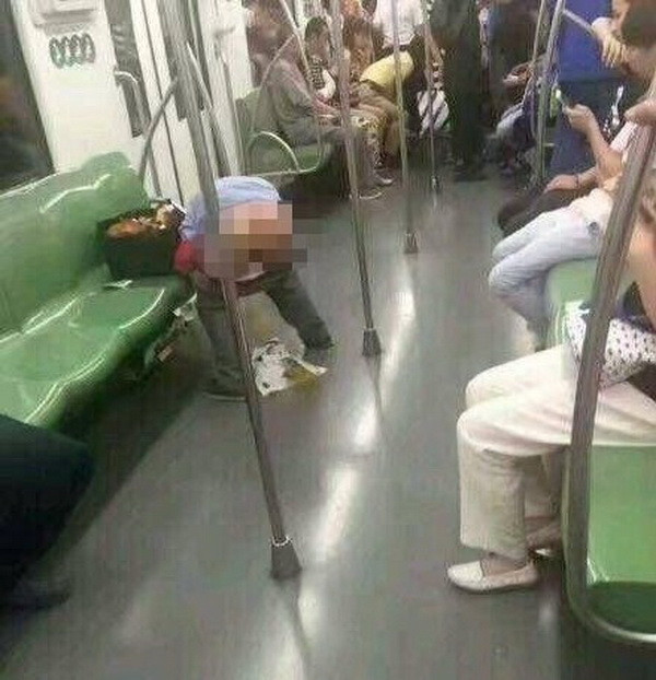Người đàn ông gây sốc vì đại tiện trên tàu điện ngầm ở Thượng Hải ảnh 2