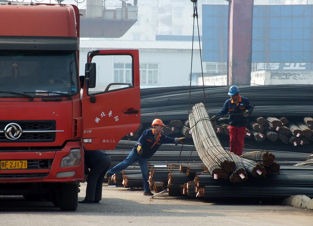 Các sản phẩm thép tại một chợ bán thép ở Nghi Xương, Hồ Bắc, Trung Quốc. (Nguồn: AFP/TTXVN) Trung Quốc yêu cầu EU thay đổi cách tính thuế chống bán phá giá ảnh 1