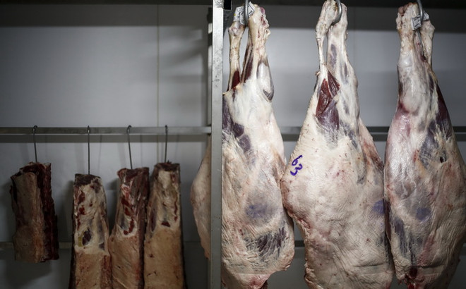 Thịt bày bán tại một cửa hàng ở Sao Paulo, Brazil, ngày 20/3. (Nguồn: AFP/TTXVN) Brazil yêu cầu WTO ngăn các nước cấm nhập khẩu thịt của nước này ảnh 1