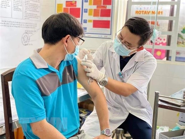 (Ảnh minh họa/Nguồn: TTXVN) Các nhà sản xuất vaccine đang thu lợi khổng lồ từ COVID-19 ảnh 1