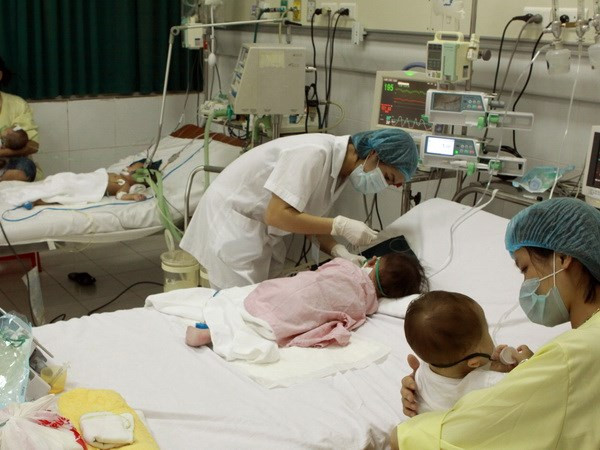 Điều trị cho bệnh nhân sởi tại Bệnh viện Nhi Trung ương. (Ảnh: Dương Ngọc/TTXVN) Thêm một bệnh nhân tử vong do sởi trong ngày 28/4 ảnh 1