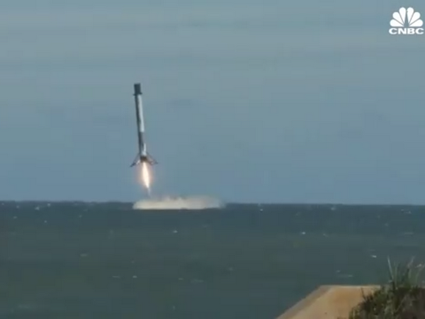 Tên lửa đẩy của SpaceX rơi xuống biển trong chuyến bay tiếp tế lên ISS ảnh 1
