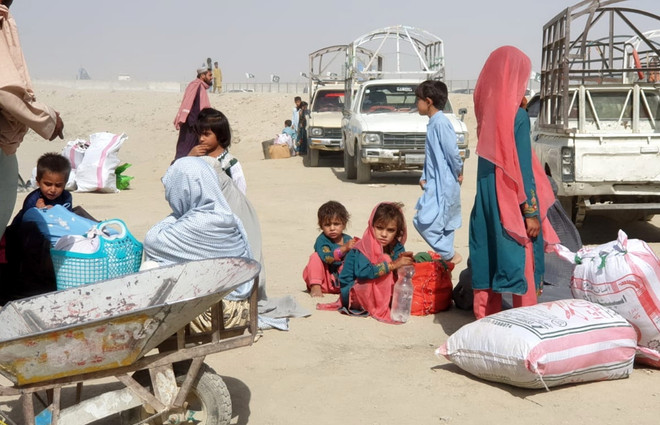 Trẻ em tị nạn tại cửa khẩu biên giới Afghanistan-Pakistan ở Chaman, tây nam Pakistan, ngày 27/81. (Ảnh: THX/TTXVN) WHO: Chuyến bay cung cấp trang thiết bị y tế đã đến Afghanistan ảnh 1