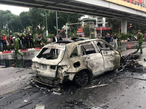 Sau vụ tai nạn giao thông, xe ôtô cháy rụi trơ khung sắt. (Ảnh: PV/Vietnam) Hà Nội: Ôtô bốc cháy sau khi va chạm khiến một người tử vong ảnh 1